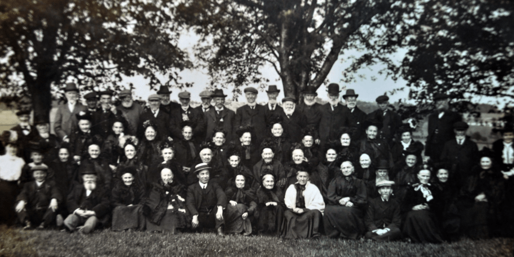 A Darvel group outing to Bow Butts in 1909.