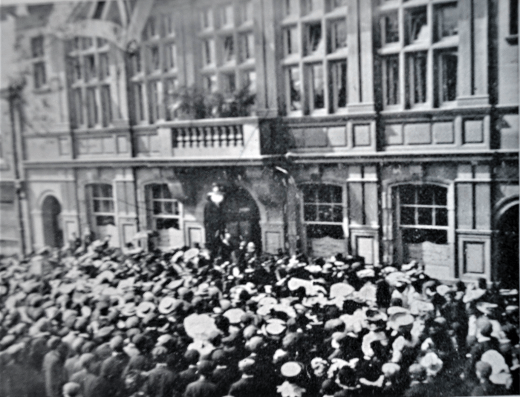 Crowds gathered outside Darvel Town Hall for its opening ceremony in 1905