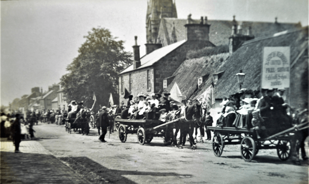 Members of Darvel United Free Church on an outing in 1908.